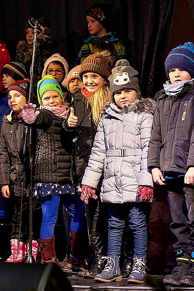 Společné zpívání u vánočního stromu, 3. adventní neděle v Českém Krumlově 15.12.2019