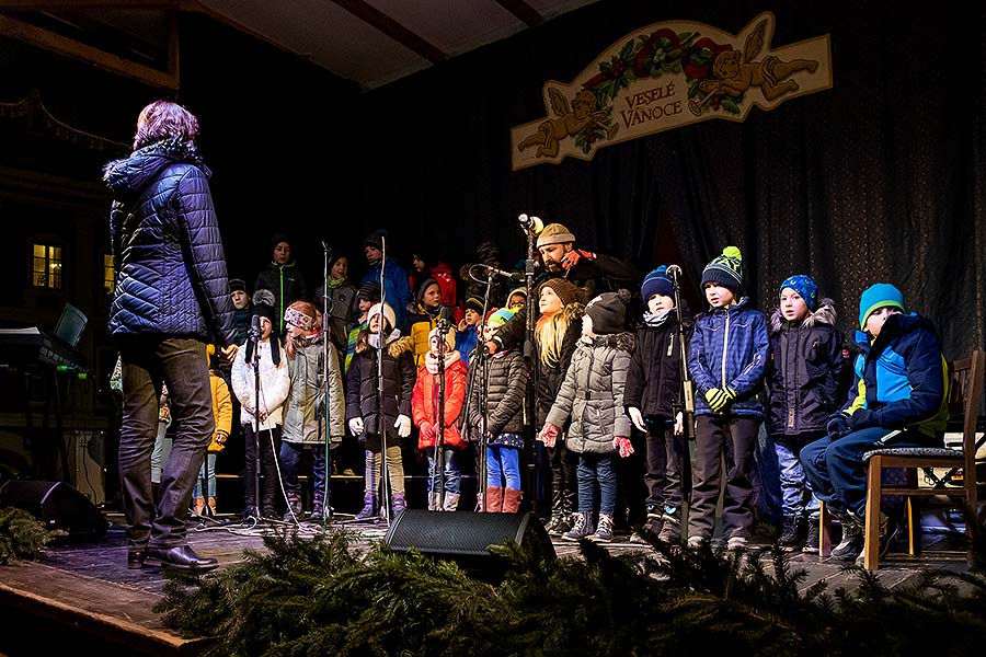 Společné zpívání u vánočního stromu, 3. adventní neděle v Českém Krumlově 15.12.2019