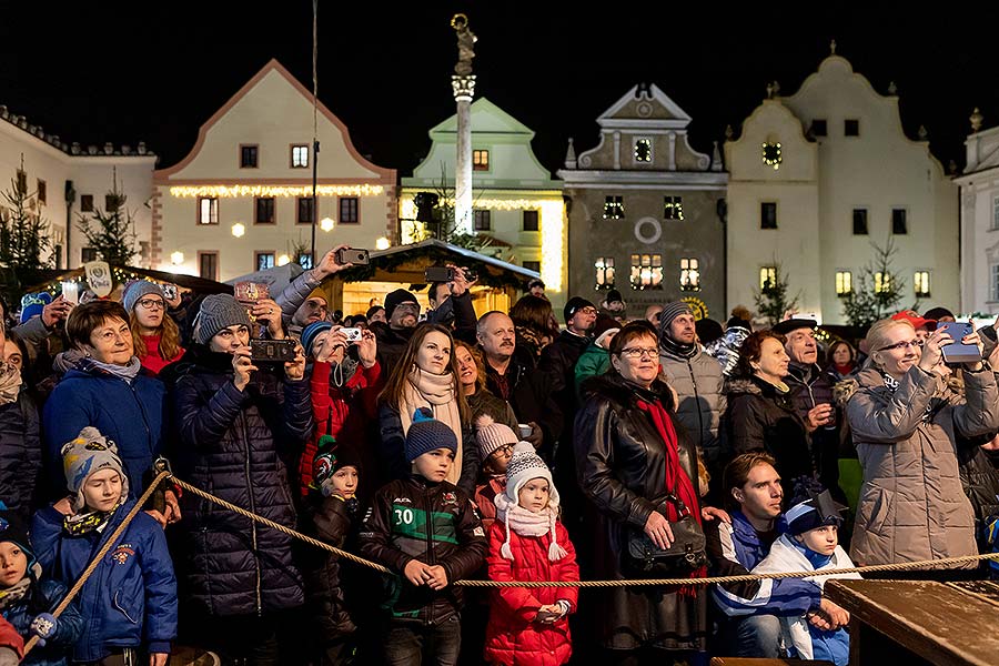 Společné zpívání u vánočního stromu, 3. adventní neděle v Českém Krumlově 15.12.2019