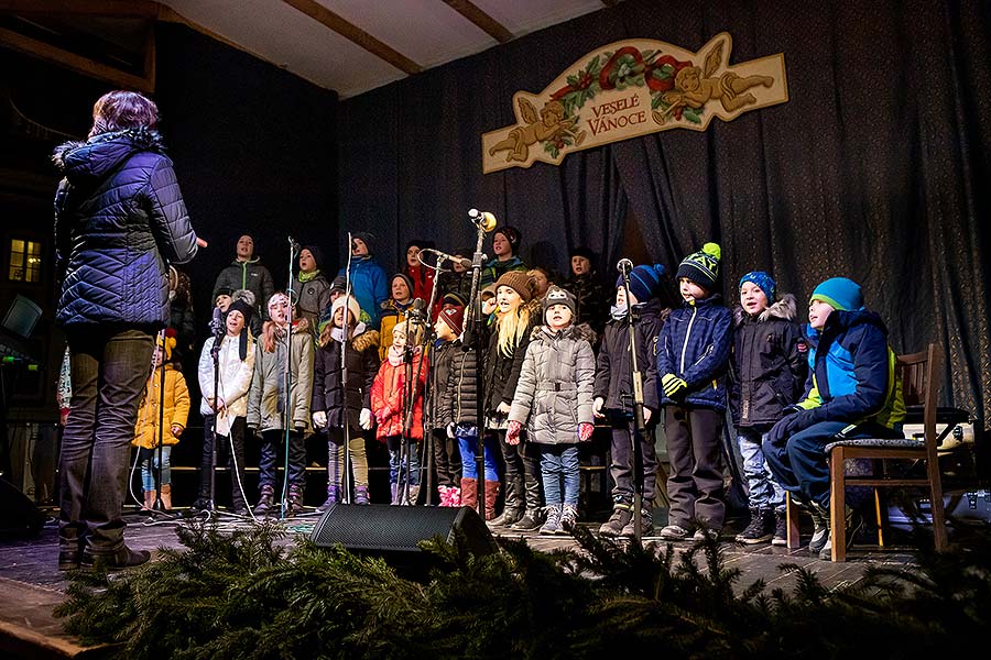 Společné zpívání u vánočního stromu, 3. adventní neděle v Českém Krumlově 15.12.2019