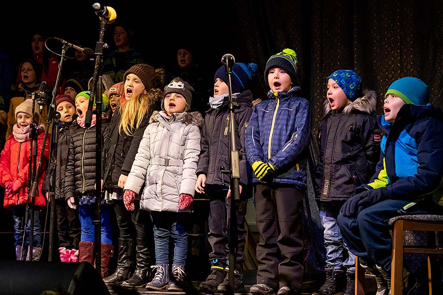 Společné zpívání u vánočního stromu, 3. adventní neděle v Českém Krumlově 15.12.2019