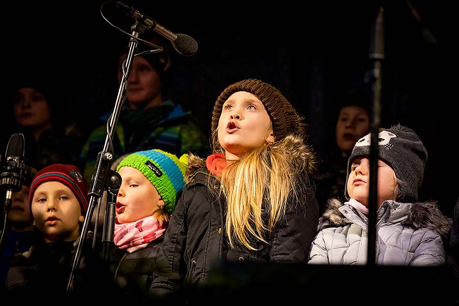 Společné zpívání u vánočního stromu, 3. adventní neděle v Českém Krumlově 15.12.2019