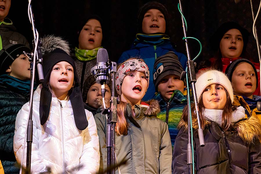 Společné zpívání u vánočního stromu, 3. adventní neděle v Českém Krumlově 15.12.2019