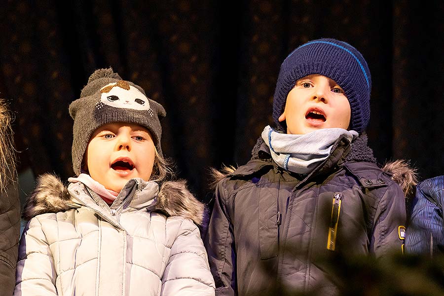 Společné zpívání u vánočního stromu, 3. adventní neděle v Českém Krumlově 15.12.2019