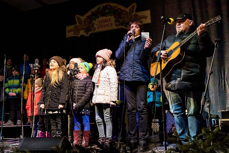 Společné zpívání u vánočního stromu, 3. adventní neděle v Českém Krumlově 15.12.2019