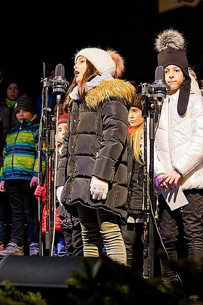 Společné zpívání u vánočního stromu, 3. adventní neděle v Českém Krumlově 15.12.2019