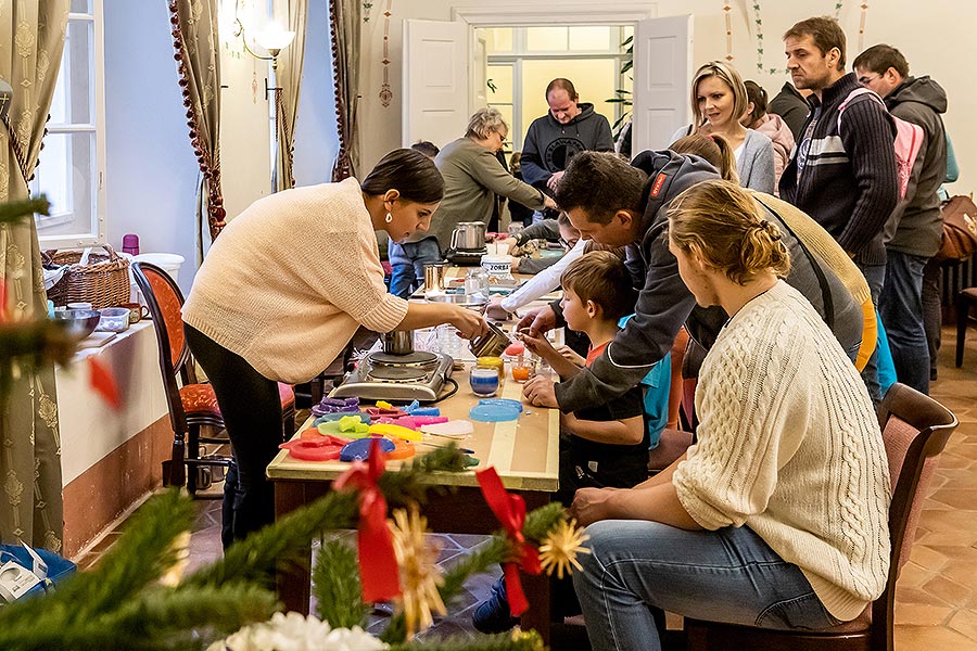 4th Advent Saturday at the Monasteries and Handing out of the Light of Bethlehem in Český Krumlov 21.12.2019