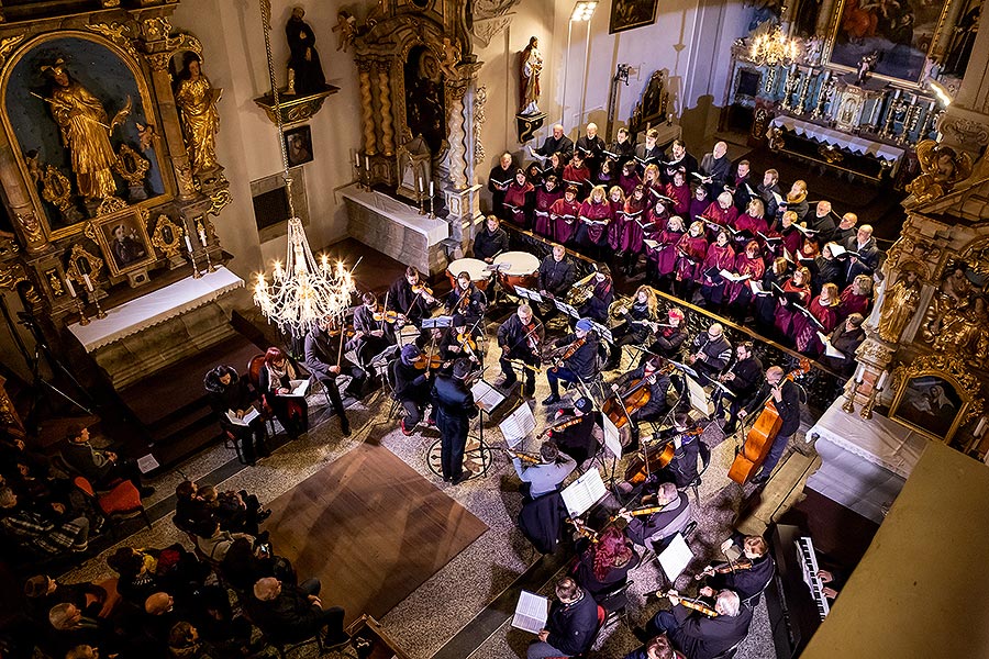 Konzert in der Klosterkirche - Streichorchester Český Krumlov, Krumauer Kammerorchester und Gemischter Sängerchor Perchta - „Hej Mistře!“ Böhmische Hirtenmesse J. J. Rybas in Český Krumlov 26.12.2019