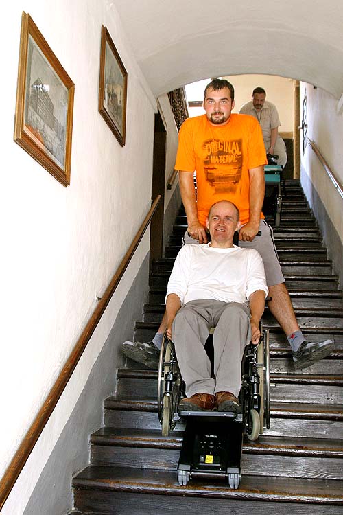 Radek Přibyl s asistentem zdolávají schodiště od Maškarního sálu ven z objektu zámku, test schodolezů v Českém Krumlově, foto: Lubor Mrázek