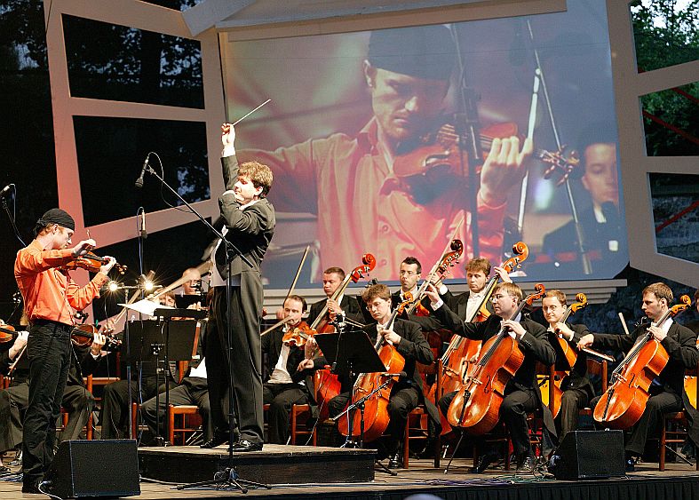 16. Juli 2004 - Pavel Šporcl – Geige, Prager Philharmonia, Internationales Musikfestival Český Krumlov, Bildsquelle: © Auviex s.r.o., Foto: Libor Sváček