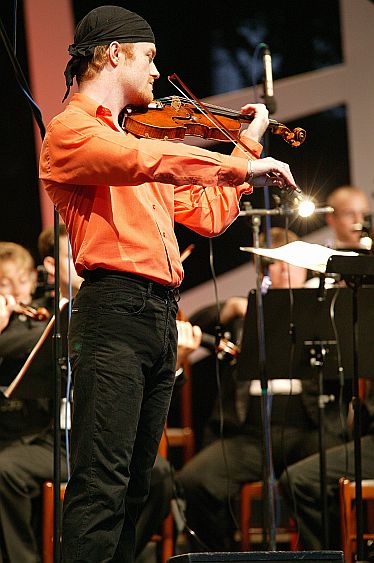 16. července 2004 - Pavel Šporcl – housle, Pražská komorní filharmonie, Mezinárodní hudební festival Český Krumlov, zdroj: © Auviex s.r.o., foto: Libor Sváček