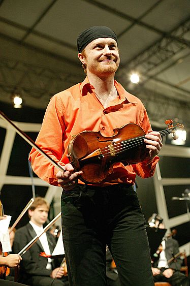 16. Juli 2004 - Pavel Šporcl – Geige, Prager Philharmonia, Internationales Musikfestival Český Krumlov, Bildsquelle: © Auviex s.r.o., Foto: Libor Sváček