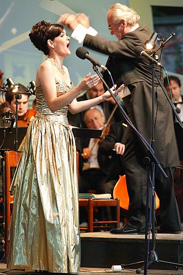 17. července 2004 - Eva Urbanová, Lubica Vargicová (Slovensko) a Oleg Kulko (Rusko) - sólisté předních operních scén, Mezinárodní hudební festival Český Krumlov, zdroj: © Auviex s.r.o., foto: Libor Sváček