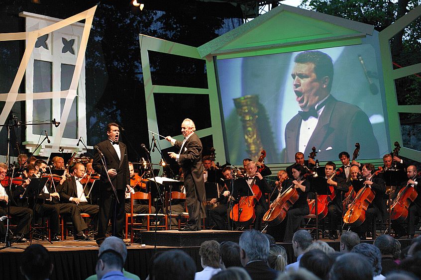 17. července 2004 - Eva Urbanová, Lubica Vargicová (Slovensko) a Oleg Kulko (Rusko) - sólisté předních operních scén, Mezinárodní hudební festival Český Krumlov, zdroj: © Auviex s.r.o., foto: Libor Sváček