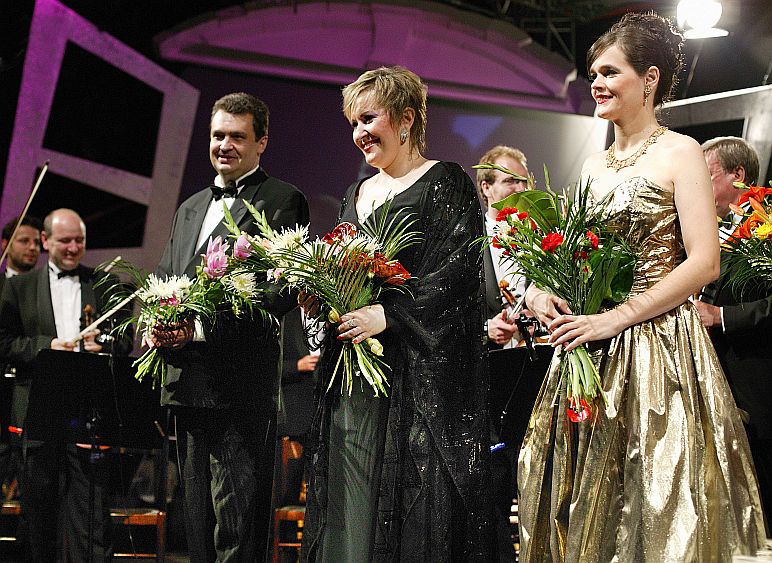 17. července 2004 - Eva Urbanová, Lubica Vargicová (Slovensko) a Oleg Kulko (Rusko) - sólisté předních operních scén, Mezinárodní hudební festival Český Krumlov, zdroj: © Auviex s.r.o., foto: Libor Sváček