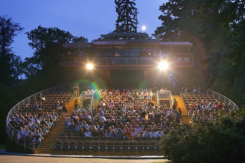 23. Juli 2004 - Der Schwanensee, Ballett im Schloßpark, Freilichtbühne mit dem drehbaren Zuschauerraum, Internationales Musikfestival Český Krumlov, Bildsquelle: © Auviex s.r.o., Foto: Libor Sváček