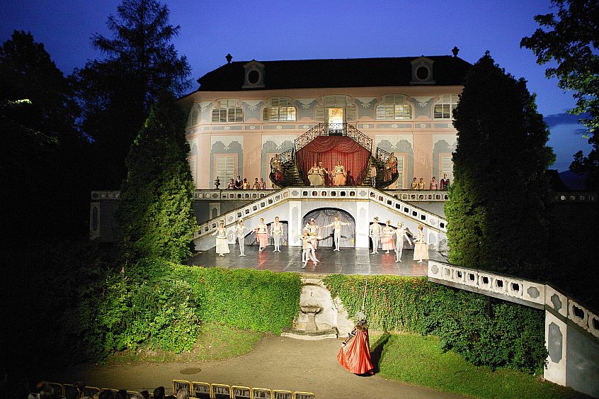 23. Juli 2004 - Der Schwanensee, Ballett im Schloßpark, Freilichtbühne mit dem drehbaren Zuschauerraum, Internationales Musikfestival Český Krumlov, Bildsquelle: © Auviex s.r.o., Foto: Libor Sváček