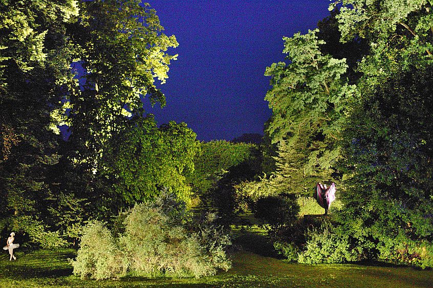 23. Juli 2004 - Der Schwanensee, Ballett im Schloßpark, Freilichtbühne mit dem drehbaren Zuschauerraum, Internationales Musikfestival Český Krumlov, Bildsquelle: © Auviex s.r.o., Foto: Libor Sváček