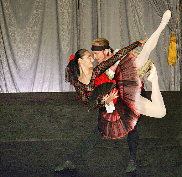 23. Juli 2004 - Der Schwanensee, Ballett im Schloßpark, Freilichtbühne mit dem drehbaren Zuschauerraum, Internationales Musikfestival Český Krumlov, Bildsquelle: © Auviex s.r.o., Foto: Libor Sváček