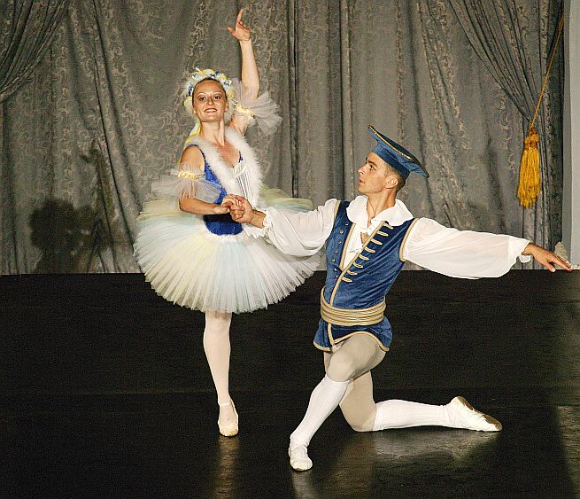 23. Juli 2004 - Der Schwanensee, Ballett im Schloßpark, Freilichtbühne mit dem drehbaren Zuschauerraum, Internationales Musikfestival Český Krumlov, Bildsquelle: © Auviex s.r.o., Foto: Libor Sváček