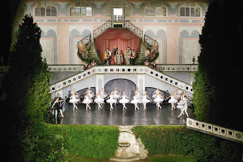 23. Juli 2004 - Der Schwanensee, Ballett im Schloßpark, Freilichtbühne mit dem drehbaren Zuschauerraum, Internationales Musikfestival Český Krumlov, Bildsquelle: © Auviex s.r.o., Foto: Libor Sváček