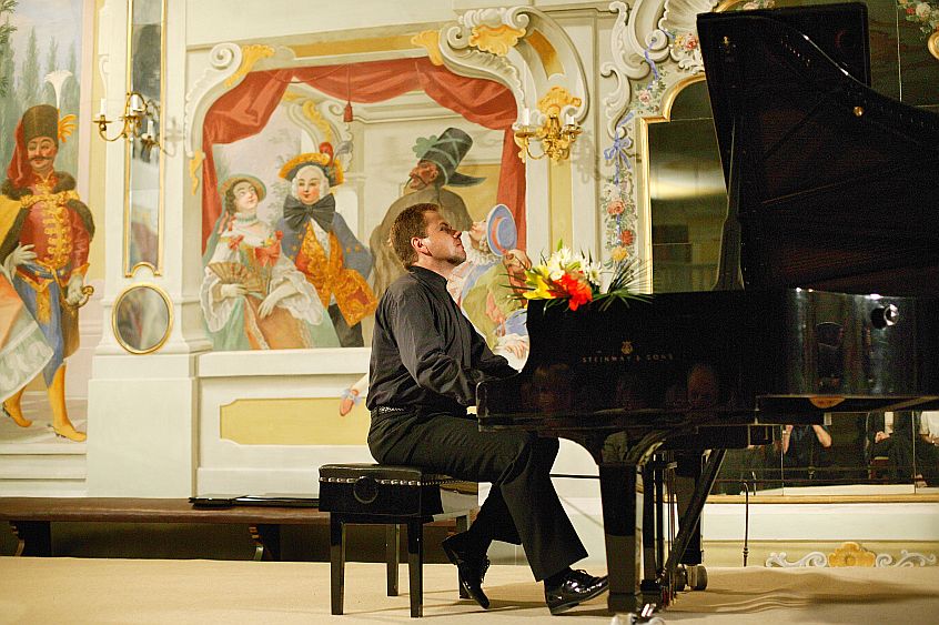 28. července 2004 - Jan Simon – klavírní recitál, Mezinárodní hudební festival Český Krumlov, zdroj: © Auviex s.r.o., foto: Libor Sváček