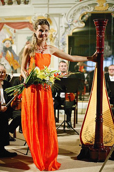 29. července 2004 - Kateřina Englichová - harfa, Virtuosi Pragenses, Mezinárodní hudební festival Český Krumlov, zdroj: © Auviex s.r.o., foto: Libor Sváček
