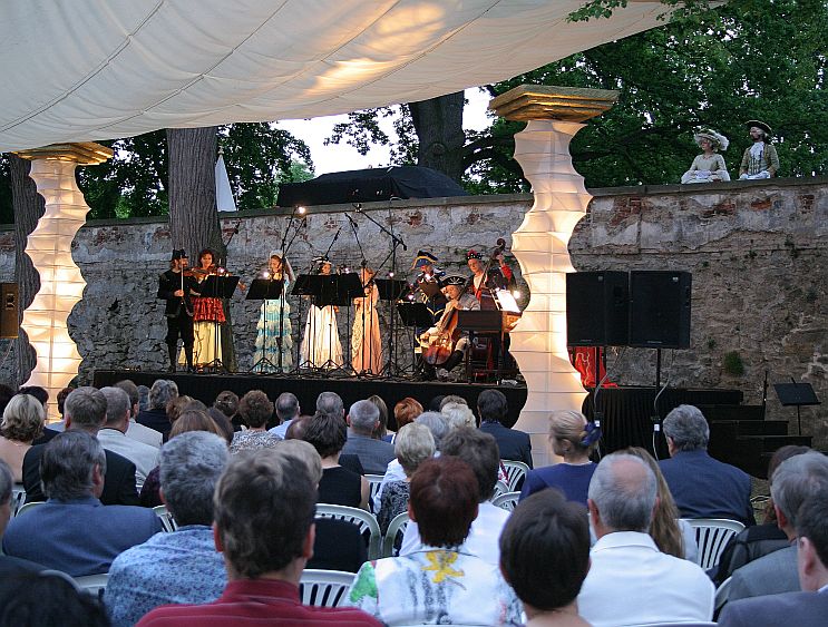 31. Juli 2004 - Barocknacht mit Antonio Vivaldi, Garten und Schloss Český Krumlov, Internationales Musikfestival Český Krumlov, Bildsquelle: © Auviex s.r.o., Foto: Daniela Krutinová