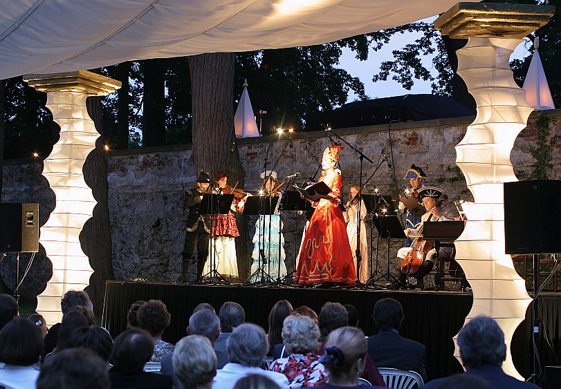 31. Juli 2004 - Barocknacht mit Antonio Vivaldi, Garten und Schloss Český Krumlov, Internationales Musikfestival Český Krumlov, Bildsquelle: © Auviex s.r.o., Foto: Daniela Krutinová