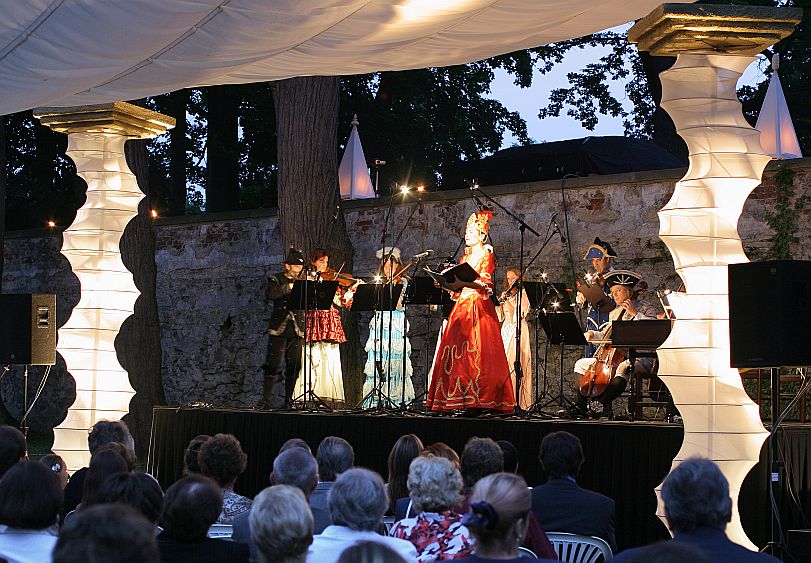 31. července 2004 - Barokní noc s Antoniem Vivaldim, Mezinárodní hudební festival Český Krumlov, zdroj: © Auviex s.r.o., foto: Daniela Krutinová