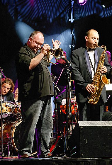 7. srpna 2004 - James Morrison (Austrálie) - trubka, Gustav Brom Big Band, Mezinárodní hudební festival Český Krumlov, zdroj: © Auviex s.r.o., foto: Libor Sváček