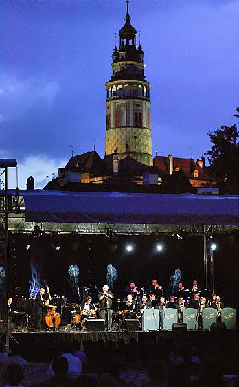 7. srpna 2004 - James Morrison (Austrálie) - trubka, Gustav Brom Big Band, Mezinárodní hudební festival Český Krumlov, zdroj: © Auviex s.r.o., foto: Libor Sváček