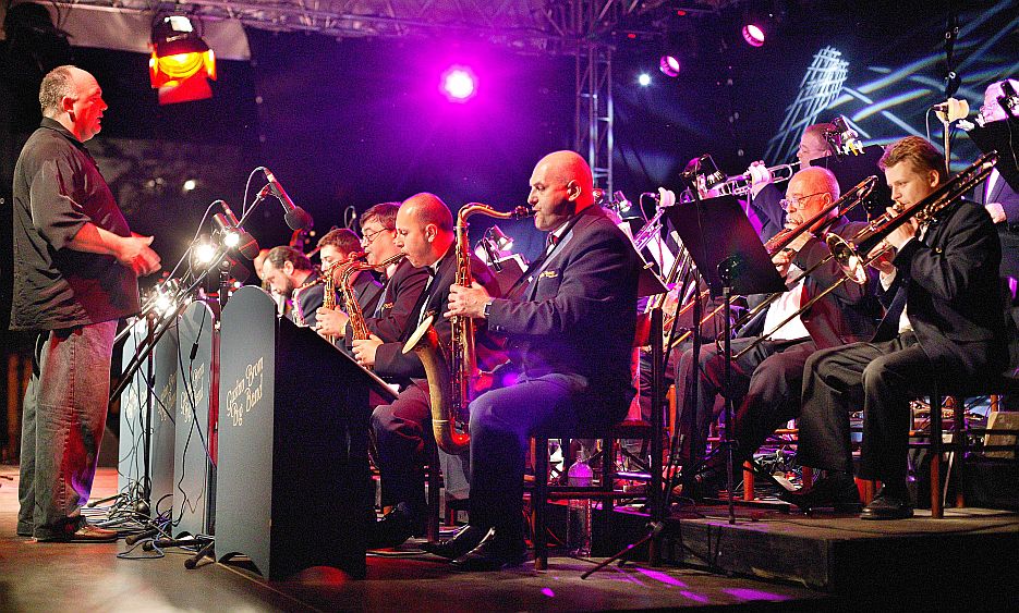 7. srpna 2004 - James Morrison (Austrálie) - trubka, Gustav Brom Big Band, Mezinárodní hudební festival Český Krumlov, zdroj: © Auviex s.r.o., foto: Libor Sváček