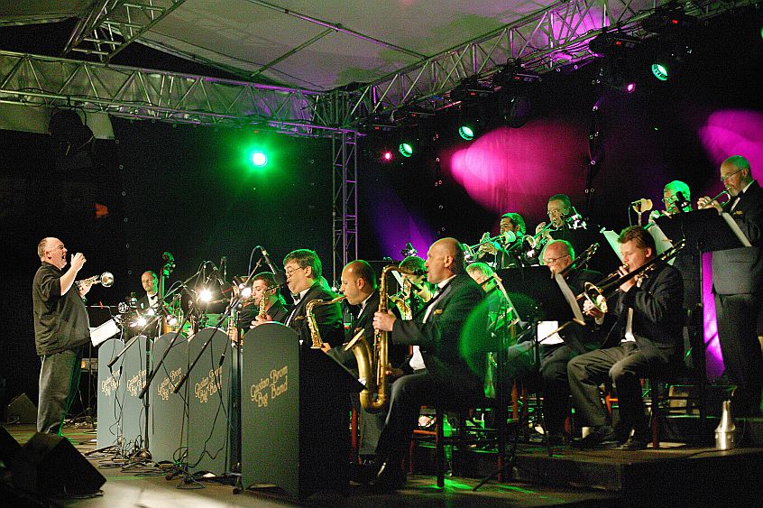 7. srpna 2004 - James Morrison (Austrálie) - trubka, Gustav Brom Big Band, Mezinárodní hudební festival Český Krumlov, zdroj: © Auviex s.r.o., foto: Libor Sváček