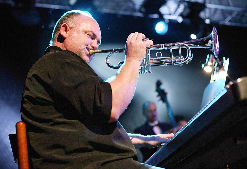 7. srpna 2004 - James Morrison (Austrálie) - trubka, Gustav Brom Big Band, Mezinárodní hudební festival Český Krumlov, zdroj: © Auviex s.r.o., foto: Libor Sváček