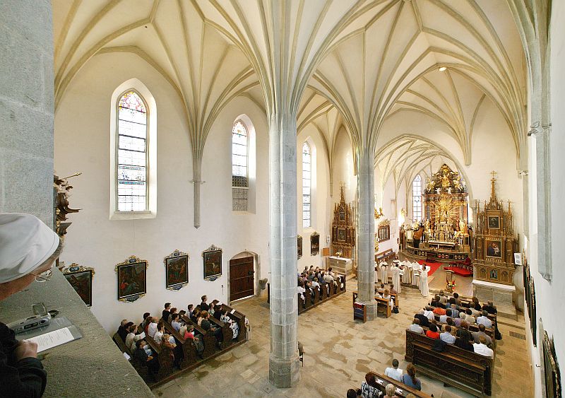 8. August 2004 - Schola Gregoriana Pragensis, Pfarrkirche von Kájov, Internationales Musikfestival Český Krumlov, Bildsquelle: © Auviex s.r.o., Foto: Libor Sváček