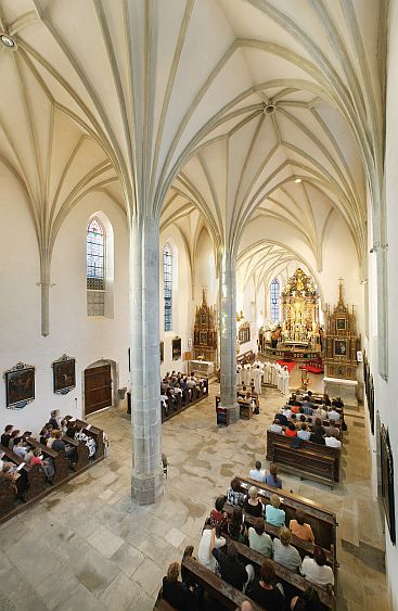 8. August 2004 - Schola Gregoriana Pragensis, Pfarrkirche von Kájov, Internationales Musikfestival Český Krumlov, Bildsquelle: © Auviex s.r.o., Foto: Libor Sváček