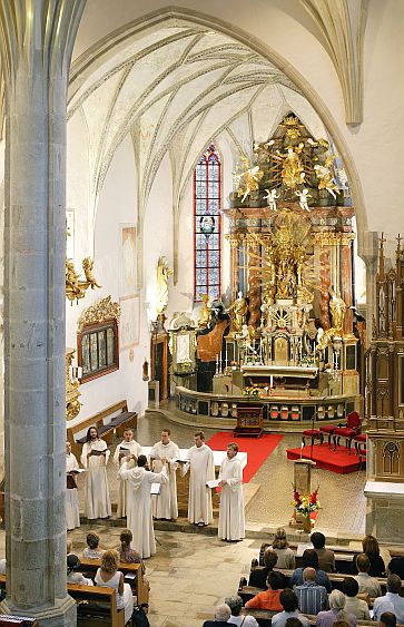 8. August 2004 - Schola Gregoriana Pragensis, Pfarrkirche von Kájov, Internationales Musikfestival Český Krumlov, Bildsquelle: © Auviex s.r.o., Foto: Libor Sváček