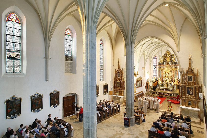 8. August 2004 - Schola Gregoriana Pragensis, Pfarrkirche von Kájov, Internationales Musikfestival Český Krumlov, Bildsquelle: © Auviex s.r.o., Foto: Libor Sváček