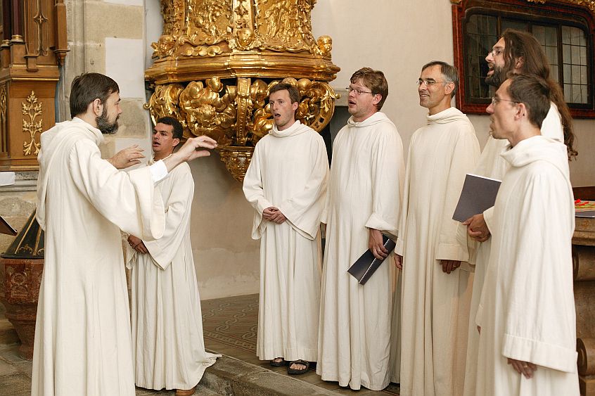 8. August 2004 - Schola Gregoriana Pragensis, Pfarrkirche von Kájov, Internationales Musikfestival Český Krumlov, Bildsquelle: © Auviex s.r.o., Foto: Libor Sváček