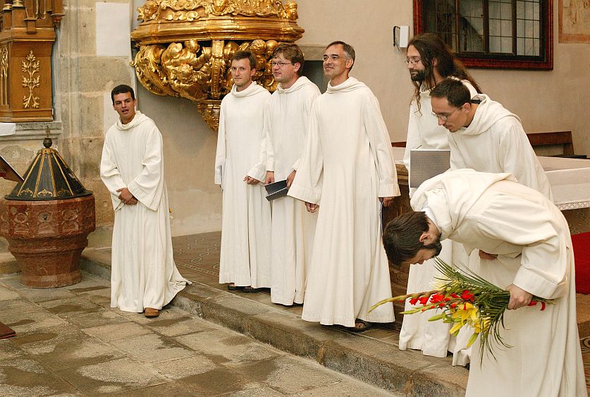 8. August 2004 - Schola Gregoriana Pragensis, Pfarrkirche von Kájov, Internationales Musikfestival Český Krumlov, Bildsquelle: © Auviex s.r.o., Foto: Libor Sváček