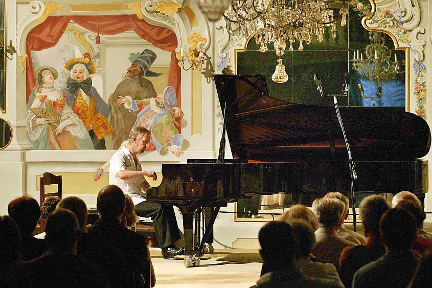 11. srpna 2004 - Roy Howat (Velká Británie) – klavírní recitál, Mezinárodní hudební festival Český Krumlov, zdroj: © Auviex s.r.o, foto: Libor Sváček