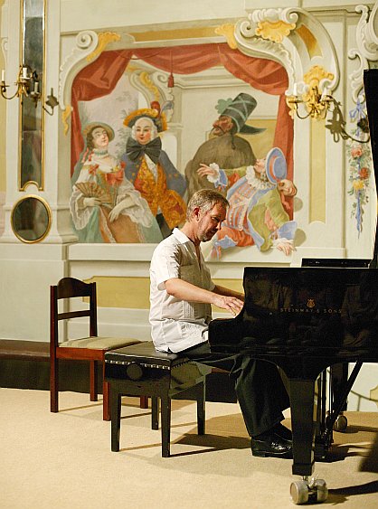 11. srpna 2004 - Roy Howat (Velká Británie) – klavírní recitál, Mezinárodní hudební festival Český Krumlov, zdroj: © Auviex s.r.o, foto: Libor Sváček