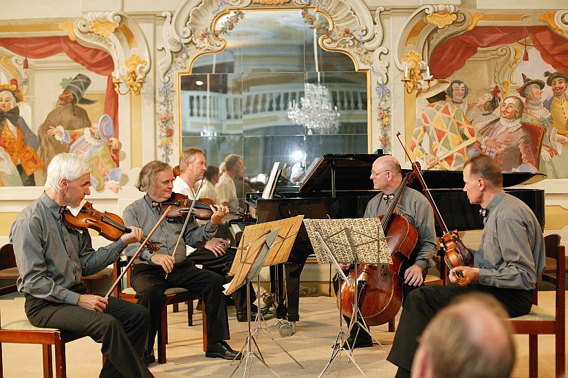 12. srpna 2004 - Roy Howat (Velká Británie) – klavír, Panochovo kvarteto, Mezinárodní hudební festival Český Krumlov, zdroj: © Auviex s.r.o., foto: Libor Sváček