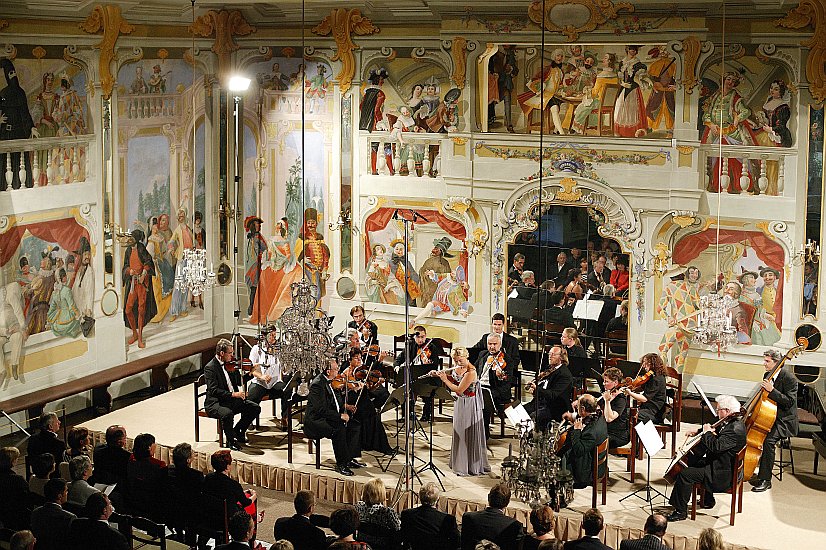 20. August 2004 - Richard Novák - Bass, Martina Matušínská - Flaute, Kammerorchester von Bohuslav Martinů, Internationales Musikfestival Český Krumlov, Bildsquelle: © Auviex s.r.o., Foto: Libor Sváček