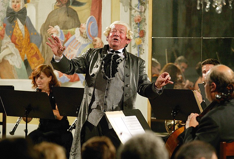 20. August 2004 - Richard Novák - Bass, Martina Matušínská - Flaute, Kammerorchester von Bohuslav Martinů, Internationales Musikfestival Český Krumlov, Bildsquelle: © Auviex s.r.o., Foto: Libor Sváček