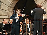 28. August 2004 - In Ehre an Antonín Dvořák: Ivan Ženatý - Geige, Tschechische Philharmonie, Dirigent: Zdeněk Mácal, II. Schlosshof, Internationales Musikfestival Český Krumlov, Bildsquelle: Auviex s.r.o., Foto: Libor Sváček 