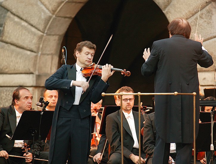 28. August 2004 - In Ehre an Antonín Dvořák: Ivan Ženatý - Geige, Tschechische Philharmonie, Dirigent: Zdeněk Mácal, II. Schlosshof, Internationales Musikfestival Český Krumlov, Bildsquelle: Auviex s.r.o., Foto: Libor Sváček