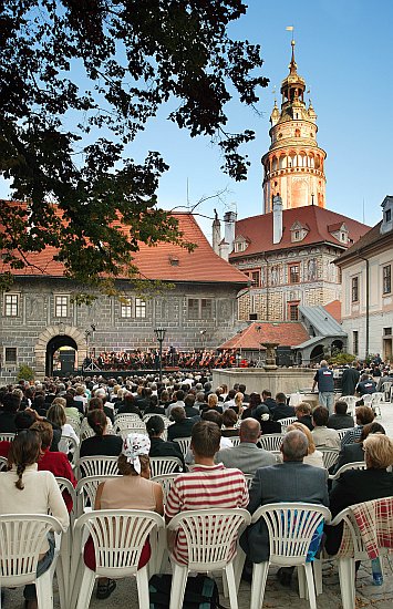 28. August 2004 - In Ehre an Antonín Dvořák: Ivan Ženatý - Geige, Tschechische Philharmonie, Dirigent: Zdeněk Mácal, II. Schlosshof, Internationales Musikfestival Český Krumlov, Bildsquelle: Auviex s.r.o., Foto: Libor Sváček