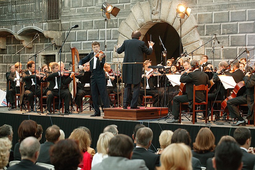 28. August 2004 - In Ehre an Antonín Dvořák: Ivan Ženatý - Geige, Tschechische Philharmonie, Dirigent: Zdeněk Mácal, II. Schlosshof, Internationales Musikfestival Český Krumlov, Bildsquelle: Auviex s.r.o., Foto: Libor Sváček